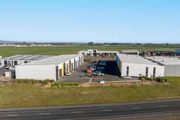 Excellent condition office/warehouse at the Airport 