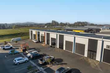 Excellent condition office/warehouse at the Airport 