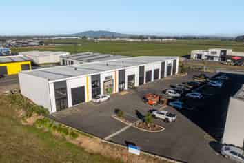 Excellent condition office/warehouse at the Airport 