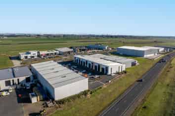 Excellent condition office/warehouse at the Airport 