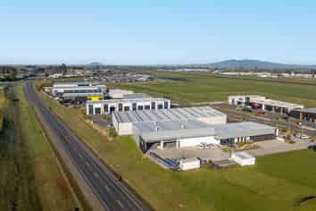 Excellent condition office/warehouse at the Airport 