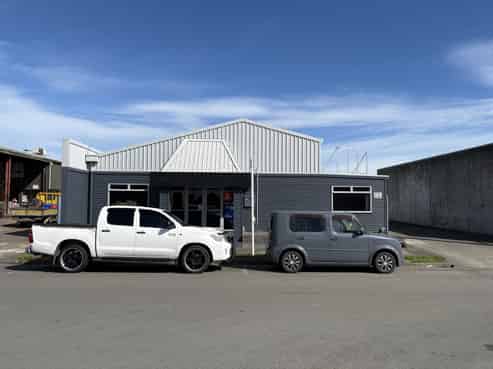 For Lease - 300m2 Warehouse & Office on 768m2 Land