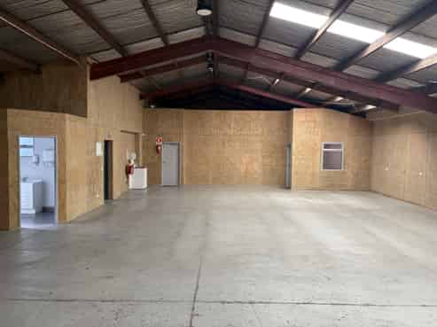 For Lease - 300m2 Warehouse & Office on 768m2 Land
