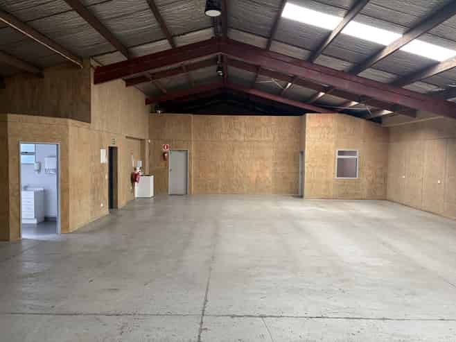 For Lease - 300m2 Warehouse & Office on 768m2 Land
