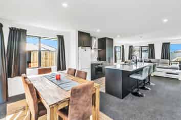 33 Lunn Crescent, LEESTON