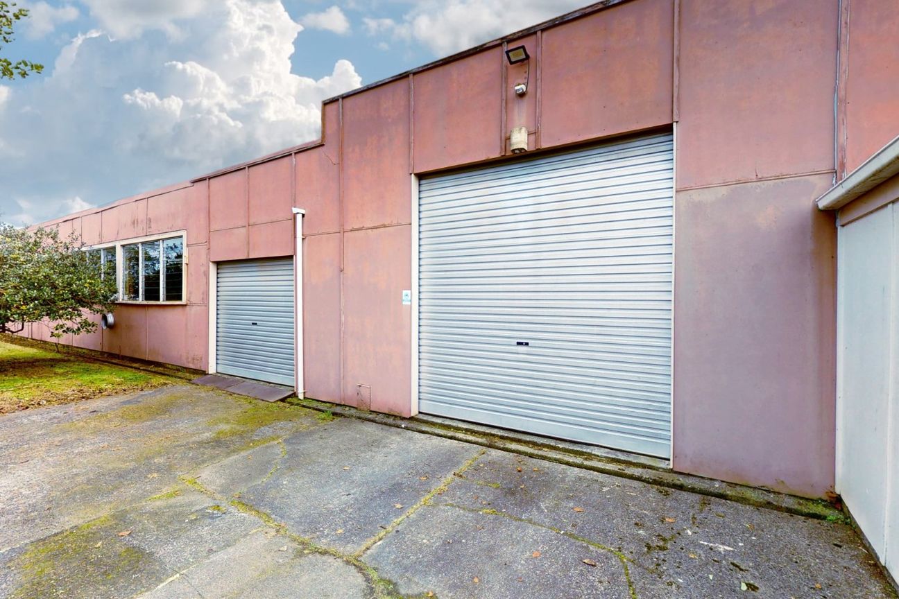 LARGE WAREHOUSE + HOUSE - Aanzicht 5