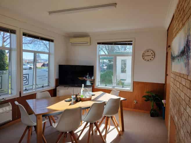Cambridge office with storage and car parks