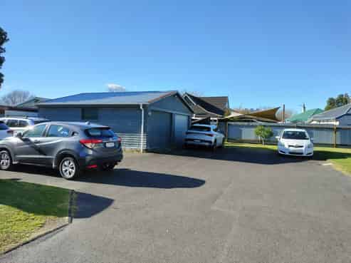 Cambridge office with storage and car parks