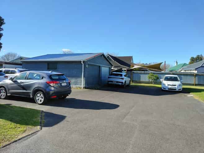 Cambridge office with storage and car parks