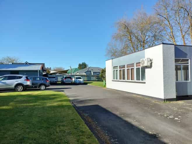 Cambridge office with storage and car parks