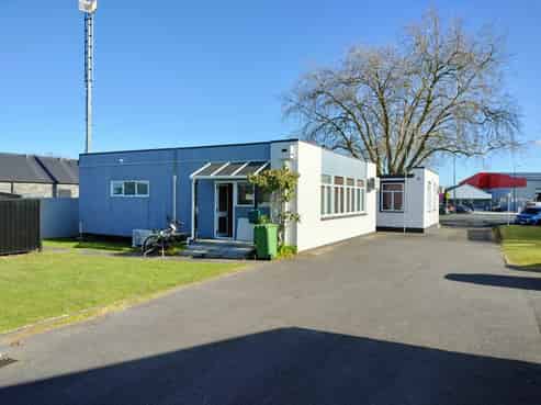 Cambridge office with storage and car parks