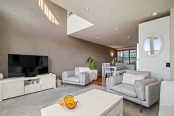 2/220 Jackson Street, Petone