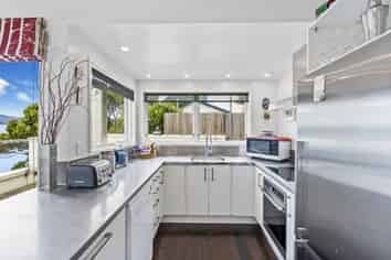 515 Marine Drive, Eastbourne