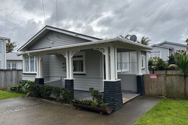 RENOVATED THREE BEDROOM BUNGALOW - Widok 4