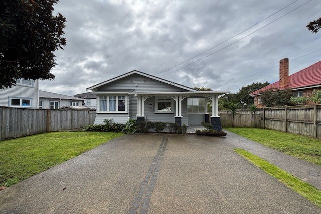 RENOVATED THREE BEDROOM BUNGALOW - Widok 2