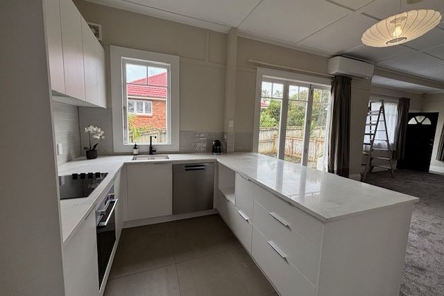 RENOVATED THREE BEDROOM BUNGALOW - Więcej