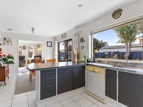 6 Booker Place, Weymouth