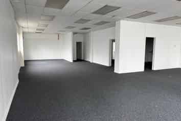 RETAIL OPPORTUNITY ON THE MAIN ROAD OF GLEN EDEN
