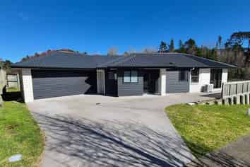 310 Lakes Boulevard, Pyes Pa