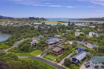 15 Tutchen Avenue, Raglan