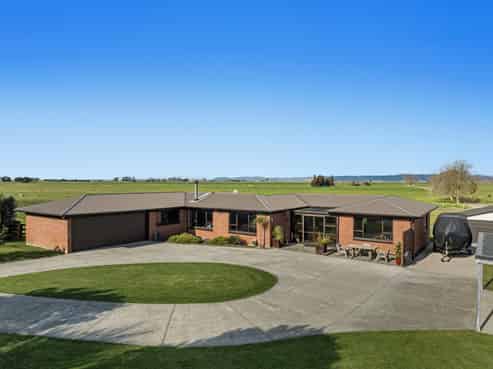 97 East Bank Road, Thornton