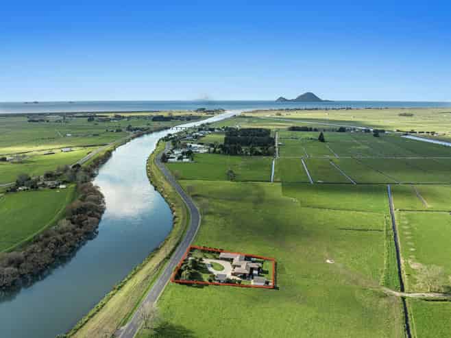 97 East Bank Road, Thornton