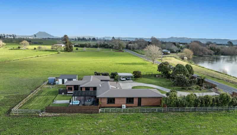 97 East Bank Road, Thornton