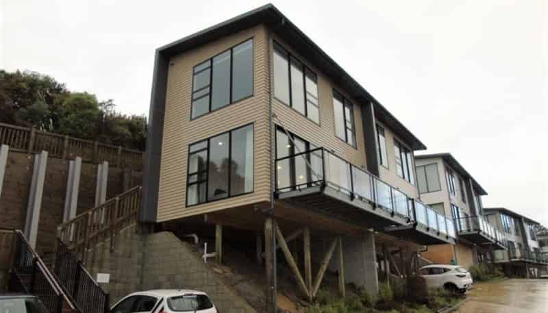 5 Ara Patukawenga, Tawa