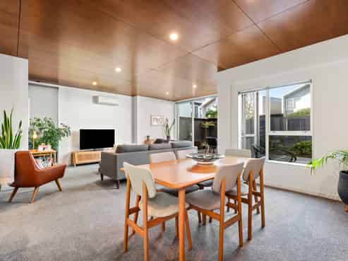 1/3 Severn Street, Island Bay