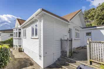 11 Hungerford Road, Lyall Bay