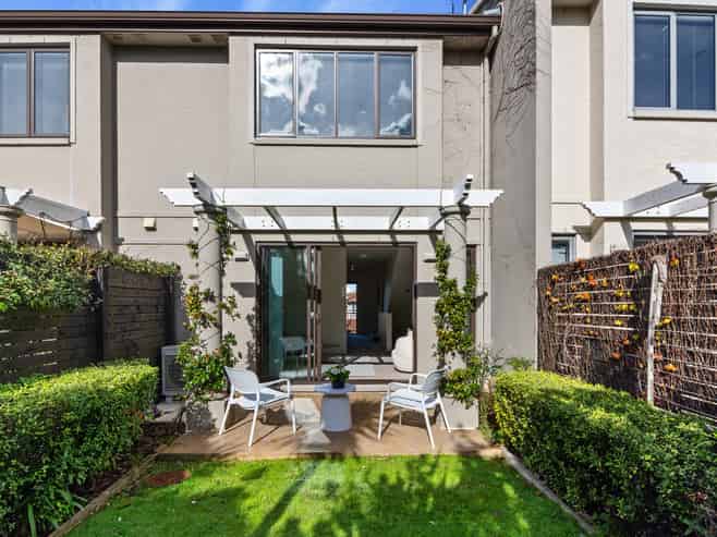 100 Naples Way, Albany