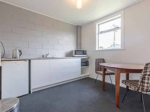 Tidy industrial unit in central Waipukurau