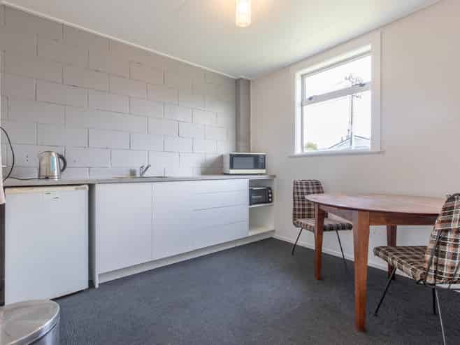 Tidy industrial unit in central Waipukurau