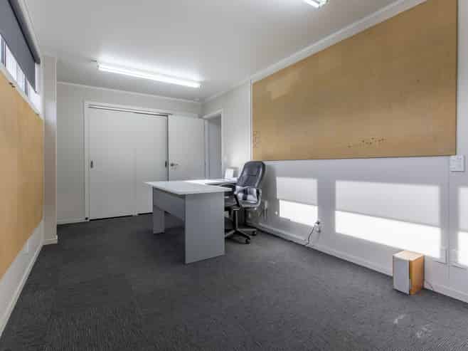 Tidy industrial unit in central Waipukurau