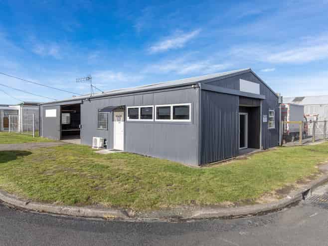 Tidy industrial unit in central Waipukurau