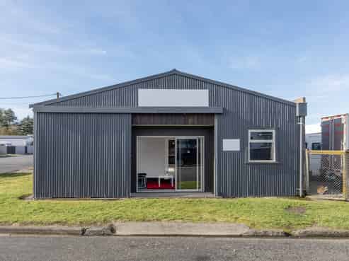 Tidy industrial unit in central Waipukurau
