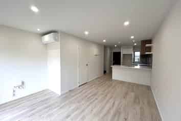 2/16 Reynella Drive, Massey
