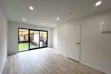 2/16 Reynella Drive, Massey