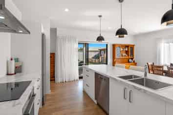 6 Simon Street, Tawhero