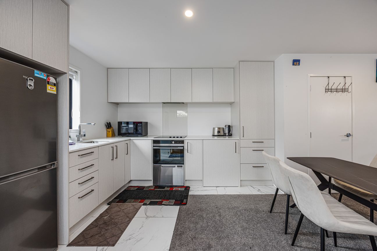 Stylish Two-Level Townhouse - Move-In Ready!" - Fler