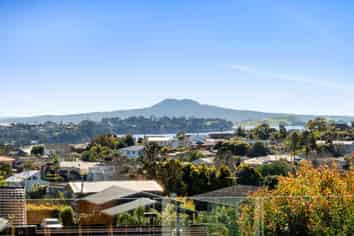1 Charles Dickens Drive, Mellons Bay