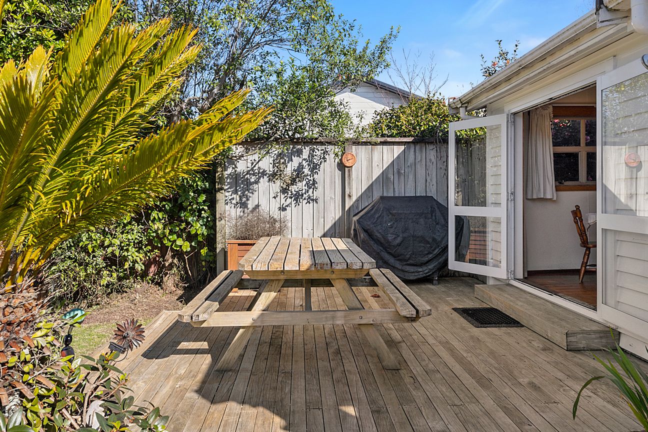 SO MANY OPTIONS AT 1 QUEENS ROAD! - Aanzicht 2