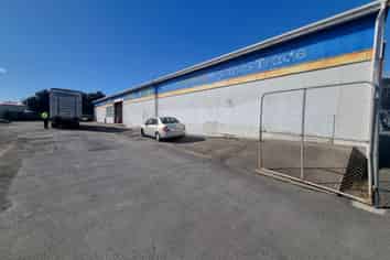 RARE WAREHOUSE CLOSE TO THE AIRPORT