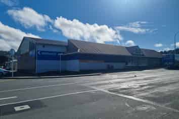 RARE WAREHOUSE CLOSE TO THE AIRPORT