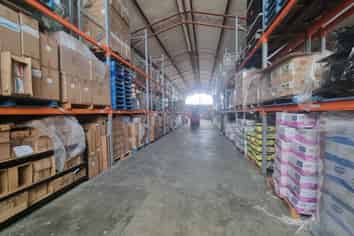 RARE WAREHOUSE CLOSE TO THE AIRPORT