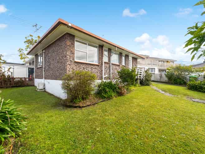 2/27 Spence Road, Henderson