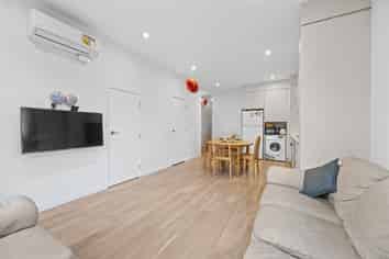 5E Beach Road, Te Atatu Peninsula