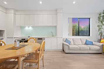 5E Beach Road, Te Atatu Peninsula