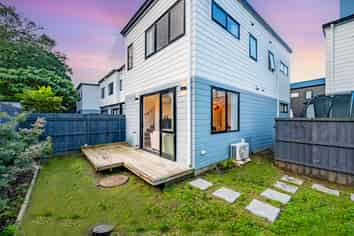 5E Beach Road, Te Atatu Peninsula