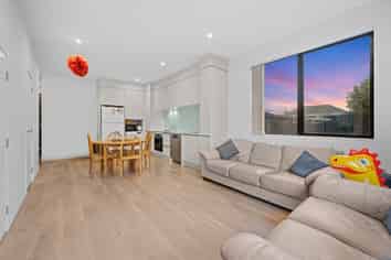 5E Beach Road, Te Atatu Peninsula